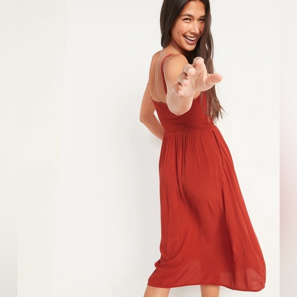 Sleeveless Crinkled Smocked Fit & Flare Dress - Yes I Cayenne Size Small - Picture 2 of 8